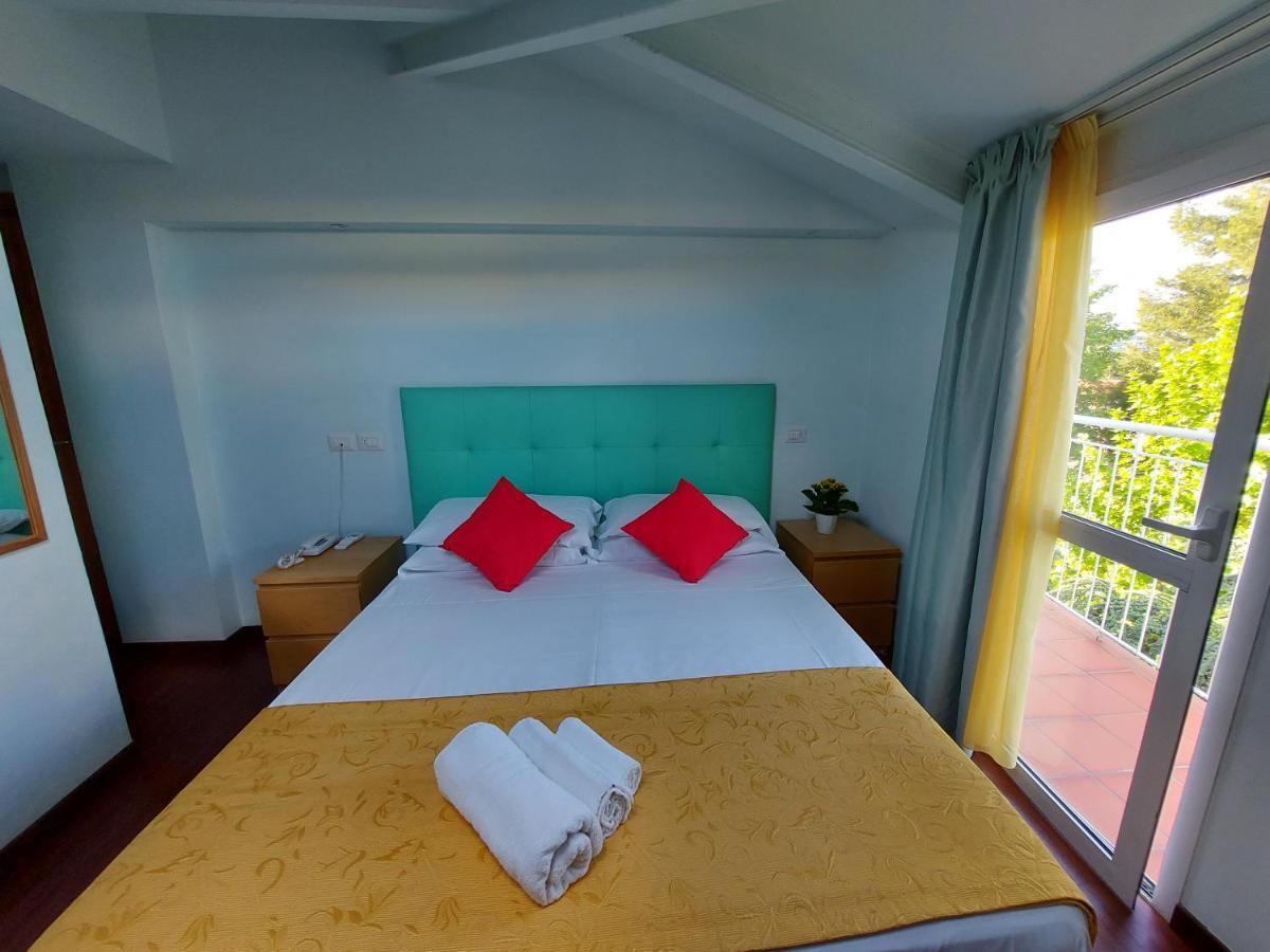 Hotel Senza Pensieri ริชโชเน ภายนอก รูปภาพ